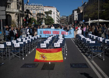 El rugido del silencio frente al Congreso: Las víctimas de Adamuz claman por una justicia que "no descarrile"