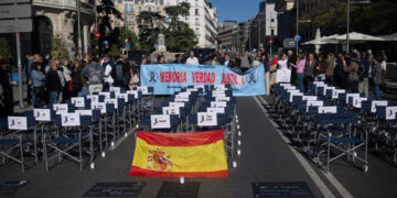El rugido del silencio frente al Congreso: Las víctimas de Adamuz claman por una justicia que "no descarrile"