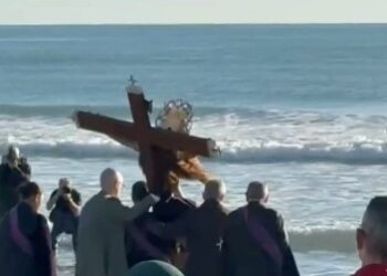 El Mediterráneo se rinde ante el Cristo: El Cabanyal vive su emotivo homenaje a los difuntos