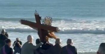 El Mediterráneo se rinde ante el Cristo: El Cabanyal vive su emotivo homenaje a los difuntos