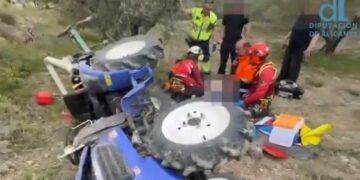 Rescate crítico en Beniardá: un agricultor de 52 años es salvado tras volcar su tractor