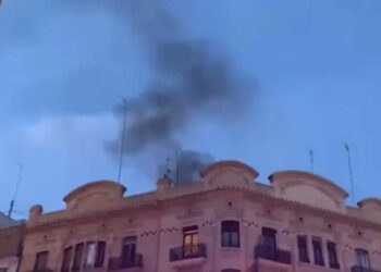Un incendio en la Gran Vía de Valencia obliga a evacuar de urgencia un edificio residencial