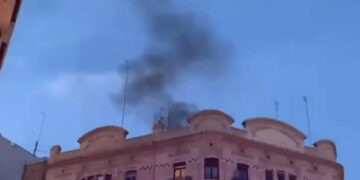 Un incendio en la Gran Vía de Valencia obliga a evacuar de urgencia un edificio residencial