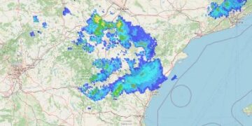 Las tormentas y lluvias barren Castelló desde el interior: el muro costero frena su avance