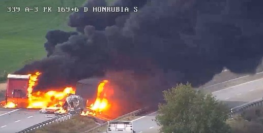 El incendio de un vehículo corta la A-3 en Honrubia: kilómetros de retenciones en sentido Madrid