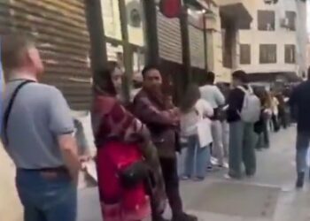 Los Ayuntamientos están completamente desbordados por la regularización extraordinaria: colas de más de 500 personas en Valencia