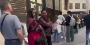 Los Ayuntamientos están completamente desbordados por la regularización extraordinaria: colas de más de 500 personas en Valencia