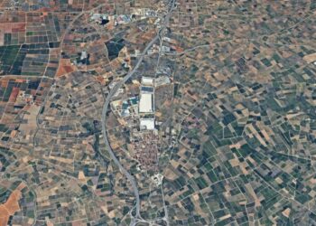 Un incendio forestal obliga a suspender el servicio de Metrovalencia entre Alberic y Vilanova de Castelló