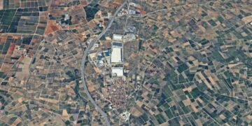 Un incendio forestal obliga a suspender el servicio de Metrovalencia entre Alberic y Vilanova de Castelló