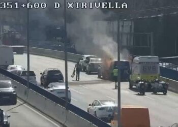 Caos en el acceso a Valencia: un vehículo incendiado en el puente de Chirivella ha colapsado la A-3 esta mañana