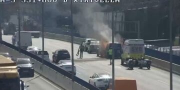 Caos en el acceso a Valencia: un vehículo incendiado en el puente de Chirivella ha colapsado la A-3 esta mañana