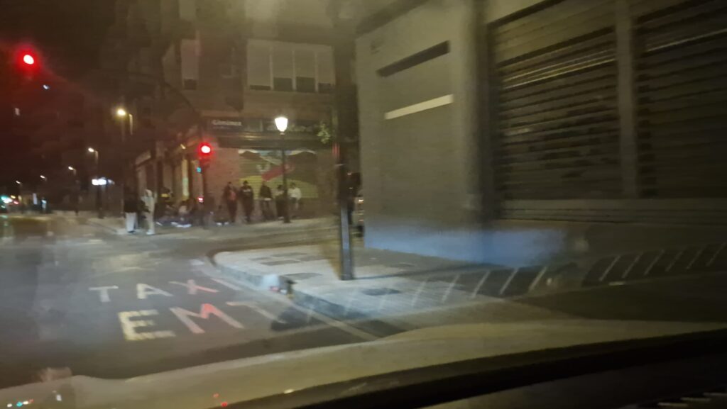 Colas de madrugada y gente durmiendo en la calle la cara mas dura de la regularizacion en Valencia 1