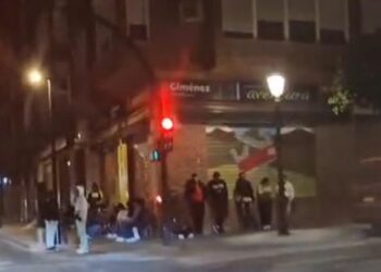 Noche en Torrefiel: dormir en la acera para tener una oportunidad con los trámites de inmigración en Valencia