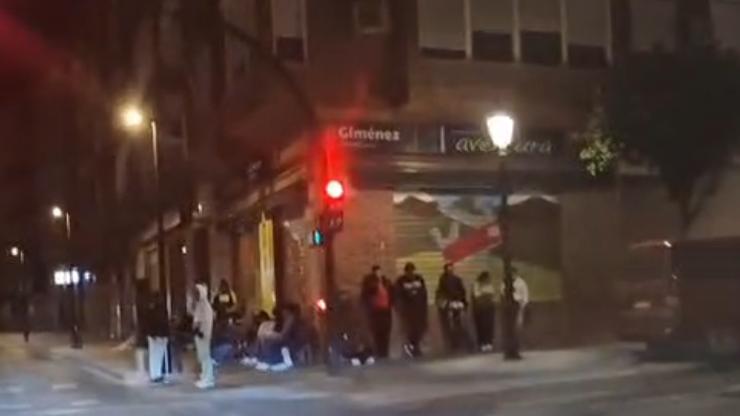 Colas de madrugada y gente durmiendo en la calle la cara mas dura de la regularizacion en Valencia 1