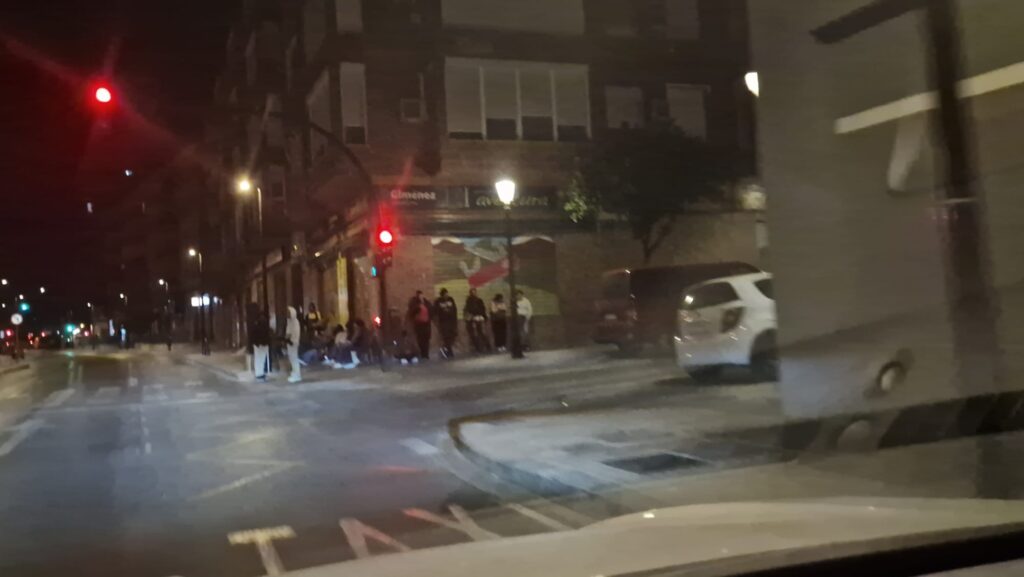 Colas de madrugada y gente durmiendo en la calle la cara mas dura de la regularizacion en Valencia 2