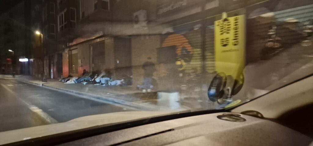 Colas de madrugada y gente durmiendo en la calle la cara mas dura de la regularizacion en Valencia 3