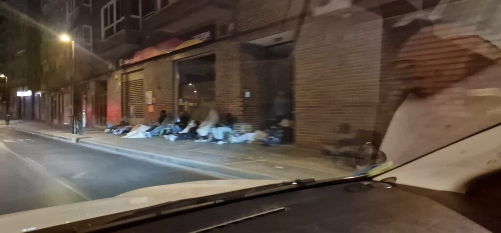 Colas de madrugada y gente durmiendo en la calle la cara mas dura de la regularizacion en Valencia 4