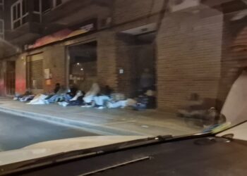 Noche en Torrefiel: dormir en la acera para tener una oportunidad con los trámites de inmigración en Valencia
