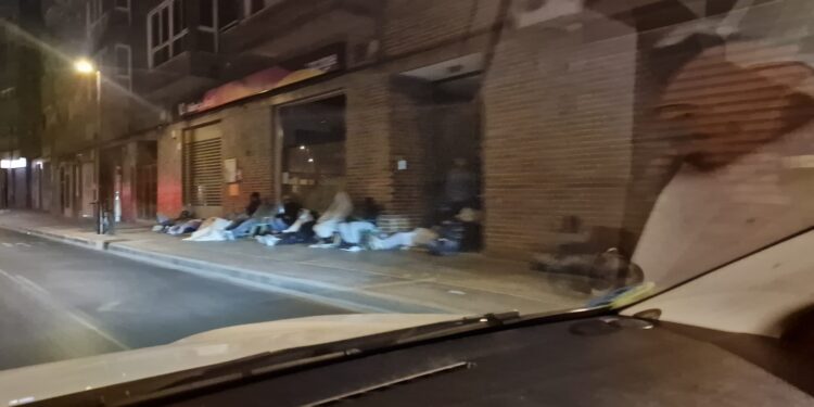 Noche en Torrefiel: dormir en la acera para tener una oportunidad con los trámites de inmigración en Valencia