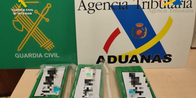 Incautados cuatro kilos de cocaína en el Aeropuerto de Valencia ocultos en un doble fondo 1 Incautados cuatro kilos de cocaína en el Aeropuerto de Valencia ocultos en un doble fondo