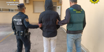 La Guardia Civil detiene en Oliva a cuatro hombres tras el robo de la recaudación de un bar