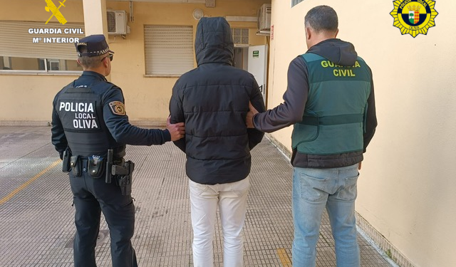 La Guardia Civil detiene en Oliva a cuatro hombres tras el robo de la recaudación de un bar 1 La Guardia Civil detiene en Oliva a cuatro hombres tras el robo de la recaudación de un bar