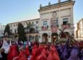 La sobriedad del Vía Crucis Penitencial recorre las calles de Gandia en una Semana Santa de fervor nacional