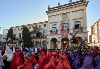 La sobriedad del Vía Crucis Penitencial recorre las calles de Gandia en una Semana Santa de fervor nacional