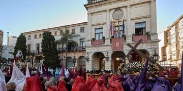 La sobriedad del Vía Crucis Penitencial recorre las calles de Gandia en una Semana Santa de fervor nacional