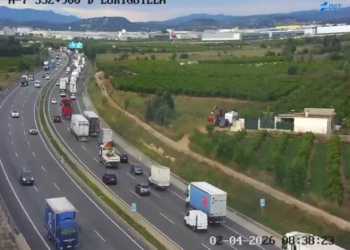 El Jueves Santo arranca con complicaciones en el eje mediterráneo: accidentes y atascos en la A-7 y A-70