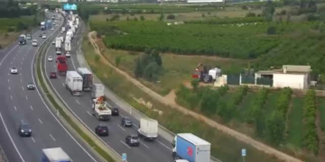 El Jueves Santo arranca con complicaciones en el eje mediterráneo: accidentes y atascos en la A-7 y A-70