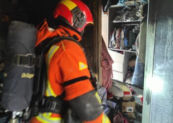Incendio en una vivienda de Mislata moviliza a cinco dotaciones de bomberos y deja tres heridos