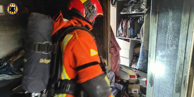 Incendio en una vivienda de Mislata moviliza a cinco dotaciones de bomberos y deja tres heridos
