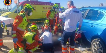Espectacular rescate en Torrent: los bomberos liberan a un usuario de patinete atrapado bajo un coche