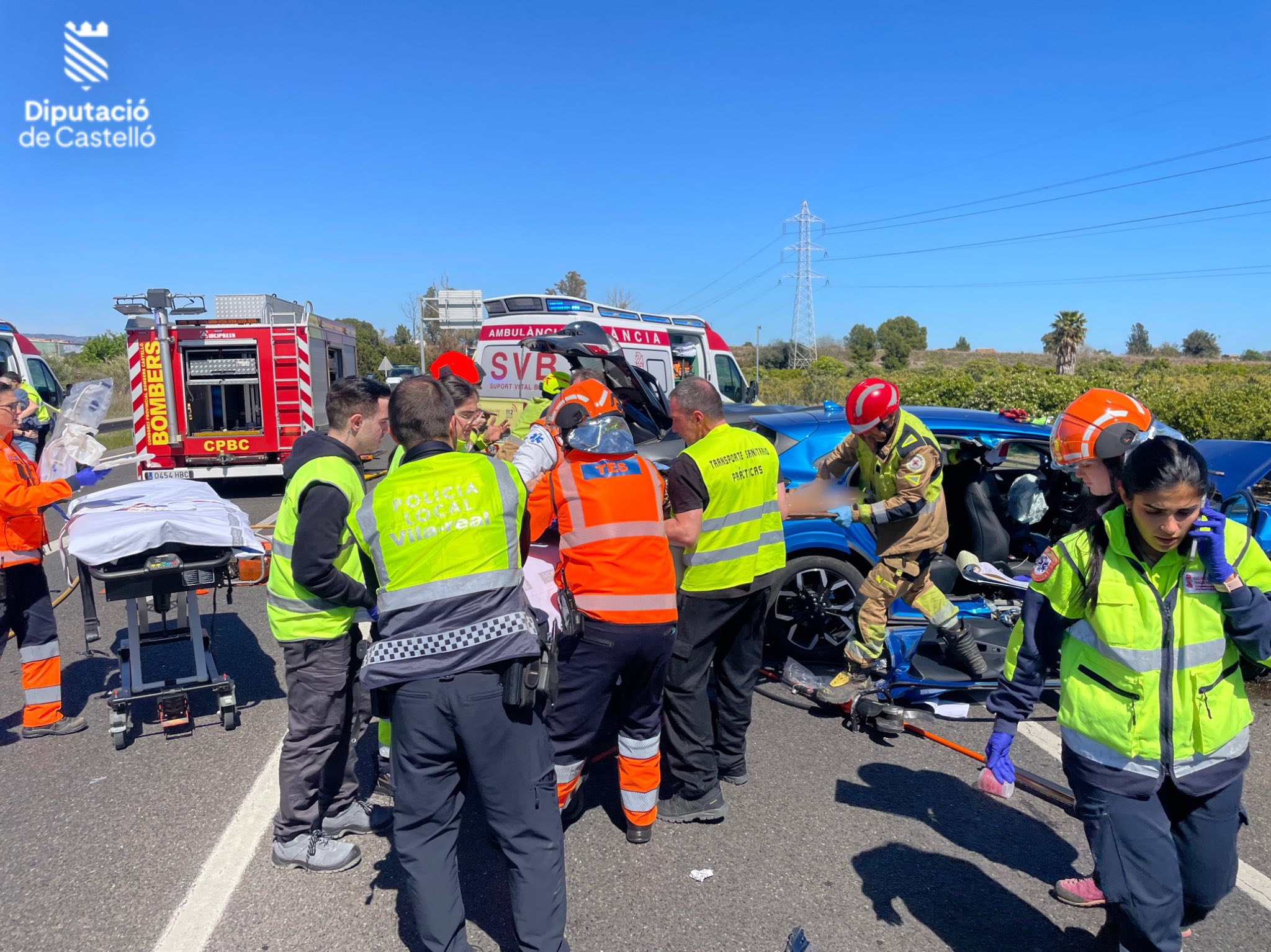Un aparatoso choque múltiple en la N-340 a su paso por Vilareal deja siete heridos y la vía cortada 3 HE T J5WcAAaMJG