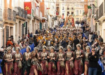 La Font de la Figuera alcanza el reconocimiento regional: sus fiestas de Moros, Cristianos y Contrabandistas ya son de Interés Turístico