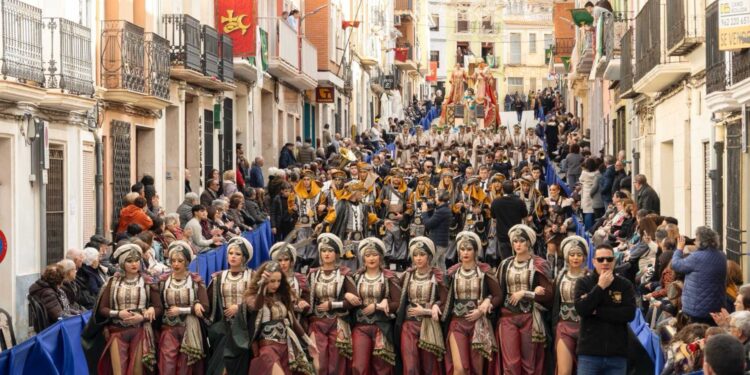 La Font de la Figuera alcanza el reconocimiento regional: sus fiestas de Moros, Cristianos y Contrabandistas ya son de Interés Turístico