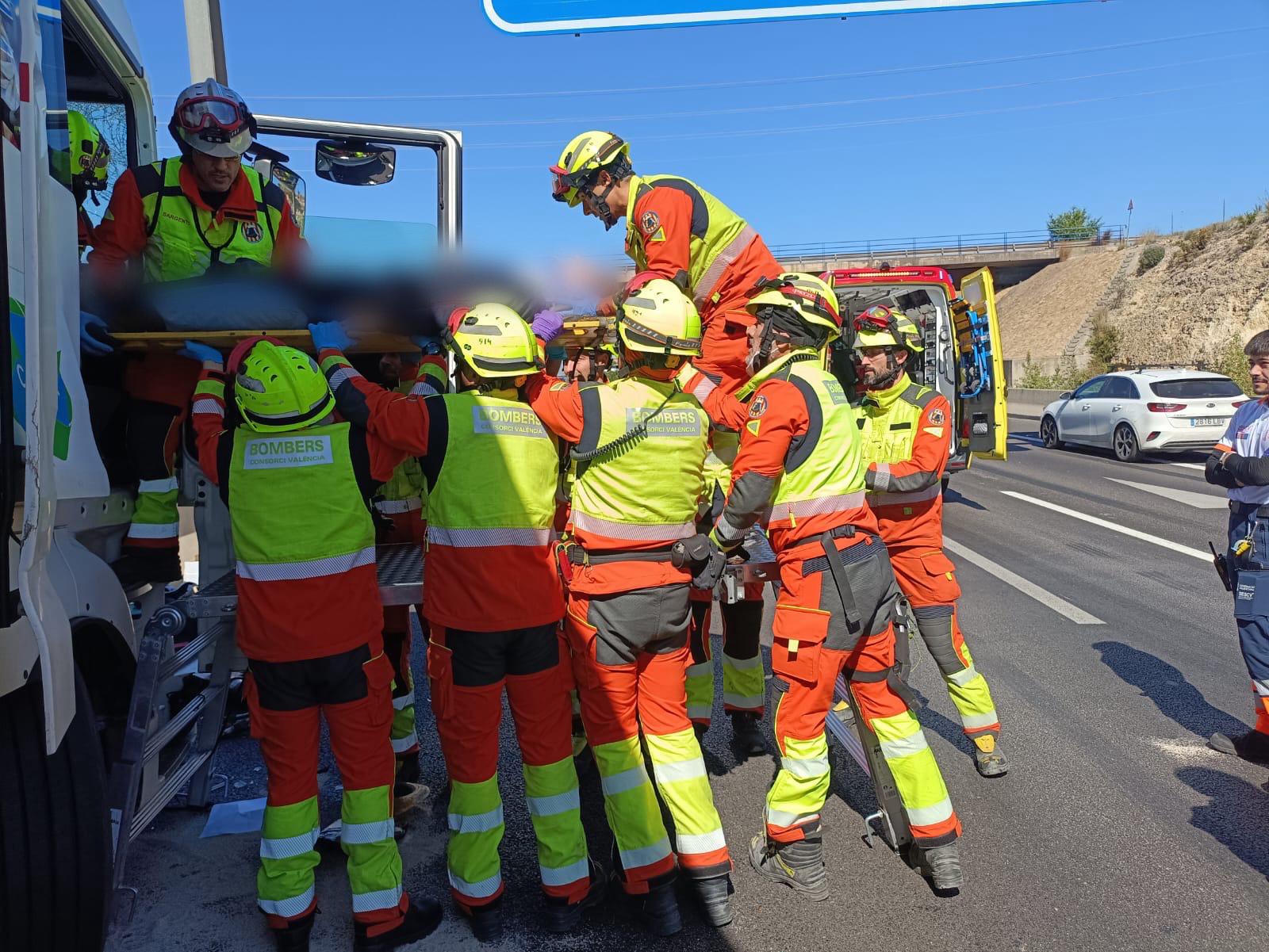 Grave accidente en la A-7: Bomberos rescatan a un camionero tras un fuerte choque en Paterna 2 HEw77kua8AAjZsG