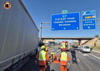 Grave accidente en la A-7: Bomberos rescatan a un camionero tras un fuerte choque en Paterna