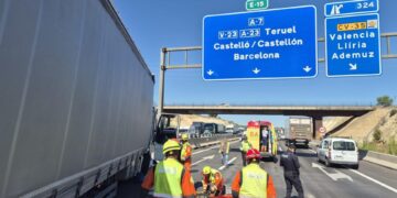 Grave accidente en la A-7: Bomberos rescatan a un camionero tras un fuerte choque en Paterna