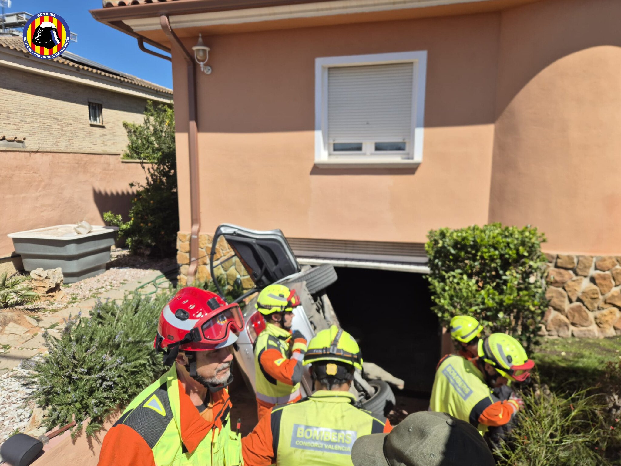 Aparatoso vuelco en L'Eliana: los bomberos rescatan a un conductor atrapado a la entrada de su garaje 2 HEw7LXGWEAE Cu5