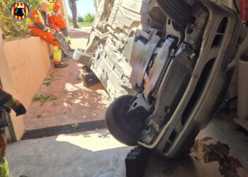 Aparatoso vuelco en L'Eliana: los bomberos rescatan a un conductor atrapado a la entrada de su garaje