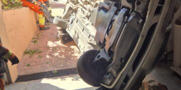 Aparatoso vuelco en L'Eliana: los bomberos rescatan a un conductor atrapado a la entrada de su garaje