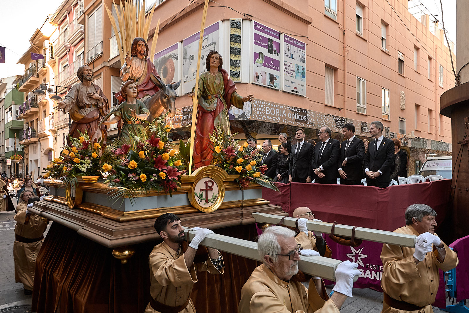 Gandia se rinde al silencio y la devoción en una multitudinaria procesión del Santo Entierro 2 HFDh4dwXUAAzJ8r