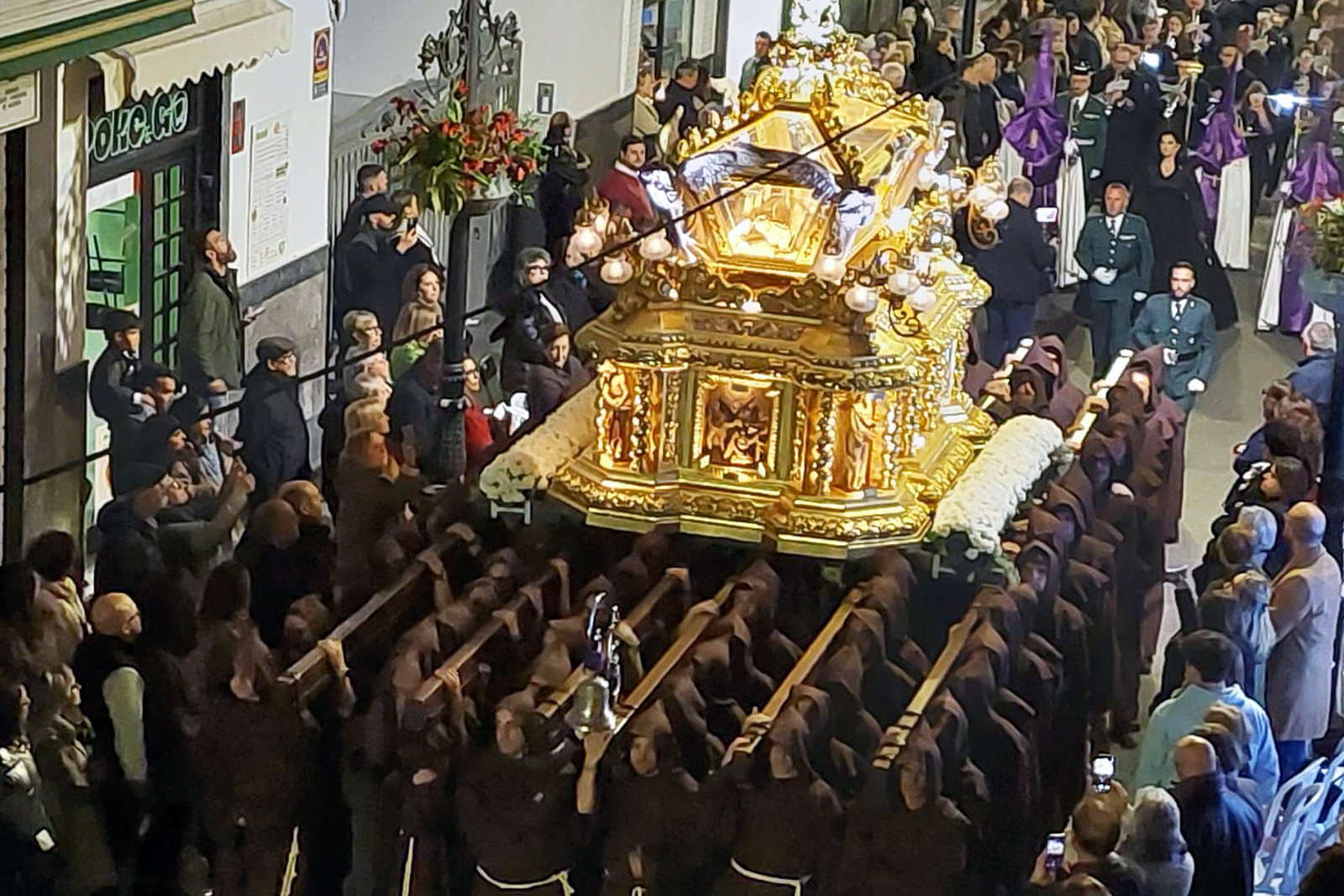 Gandia se rinde al silencio y la devoción en una multitudinaria procesión del Santo Entierro 5 HFDhv6aXEAAzzqU