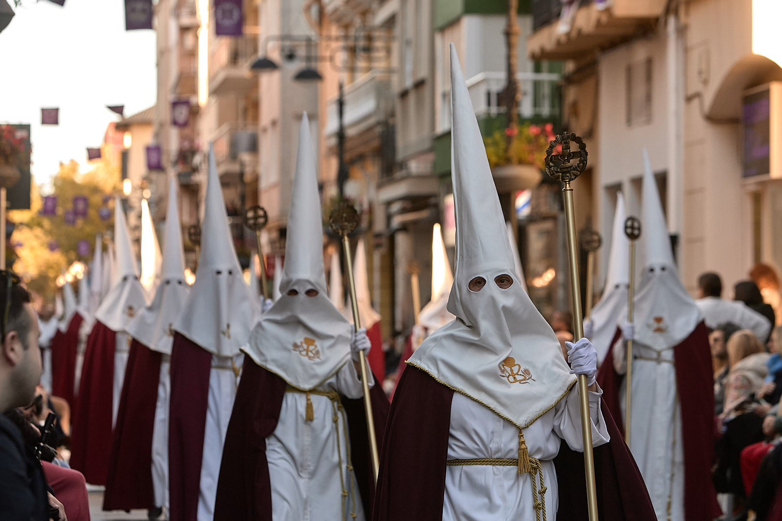 Gandia se rinde al silencio y la devoción en una multitudinaria procesión del Santo Entierro 4 HFDiA yXgAAU8io