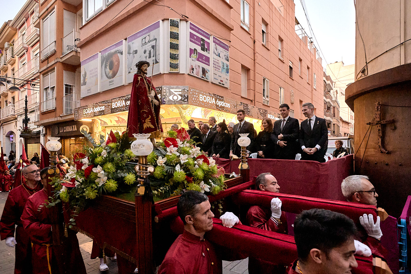 Gandia se rinde al silencio y la devoción en una multitudinaria procesión del Santo Entierro 3 HFDiR2oXIAEsqrU