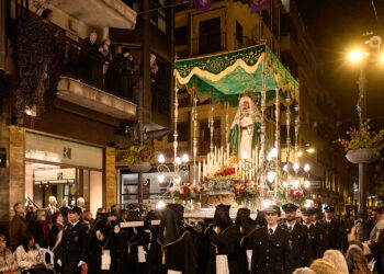 Gandia se rinde al silencio y la devoción en una multitudinaria procesión del Santo Entierro 14 Gandia se rinde al silencio y la devoción en una multitudinaria procesión del Santo Entierro