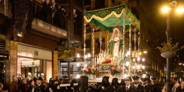 Gandia se rinde al silencio y la devoción en una multitudinaria procesión del Santo Entierro