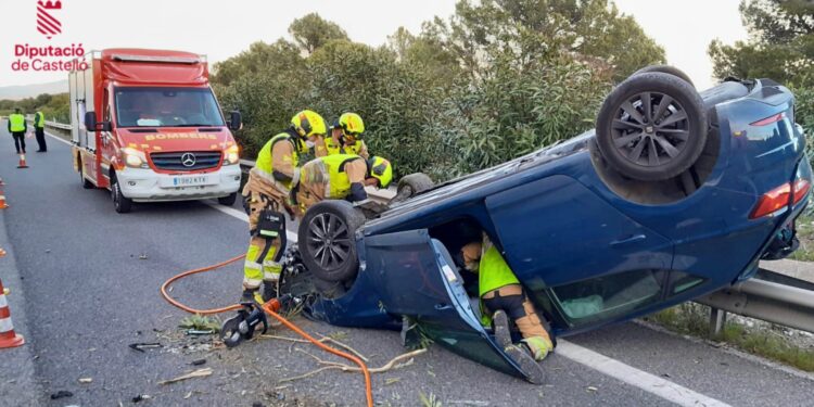 Accidente en la AP-7 a su paso por Oropesa: Un vehículo vuelca y moviliza a los servicios de emergencia